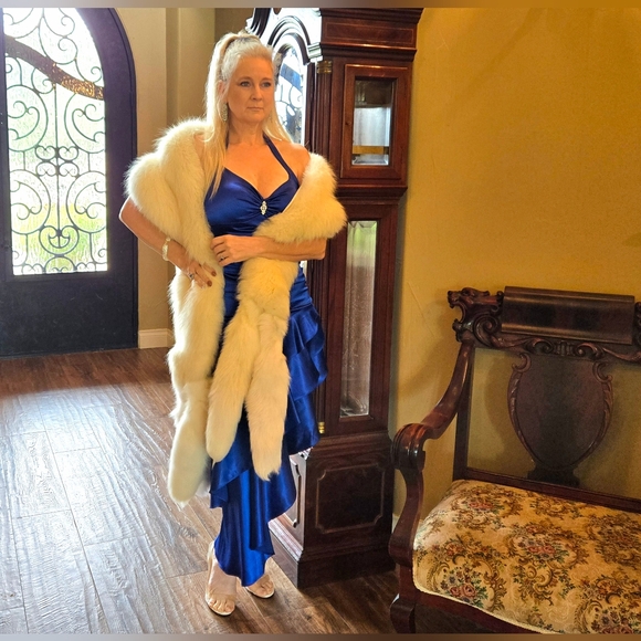 Push, Luscious Ivory Fox Fur Wrap with Tails - Picture 7 of 17